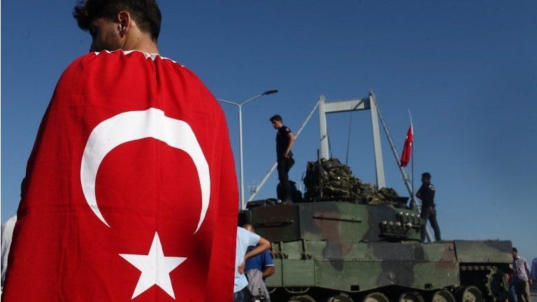 Man draped in Turkish flag near military vehicle in Istanbul (16/07/16)