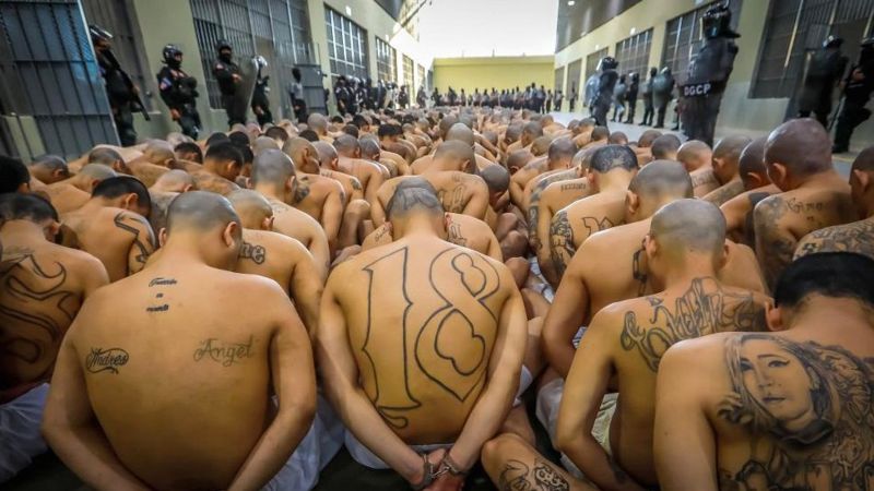 Заключенные мегатюрьмы в Сальвадоре