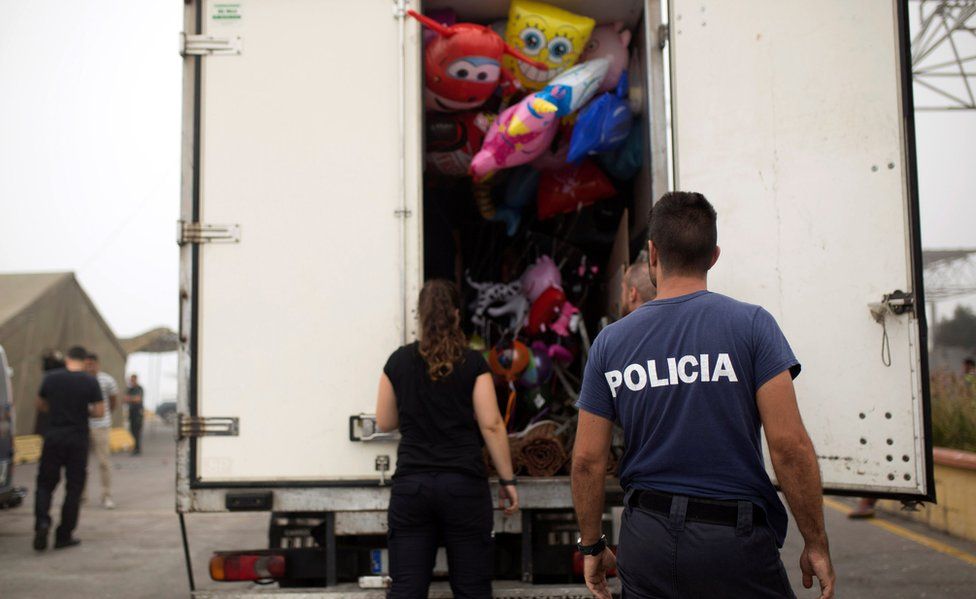 Police inspecting fairground lorry in Ceuta, 7 Aug 17