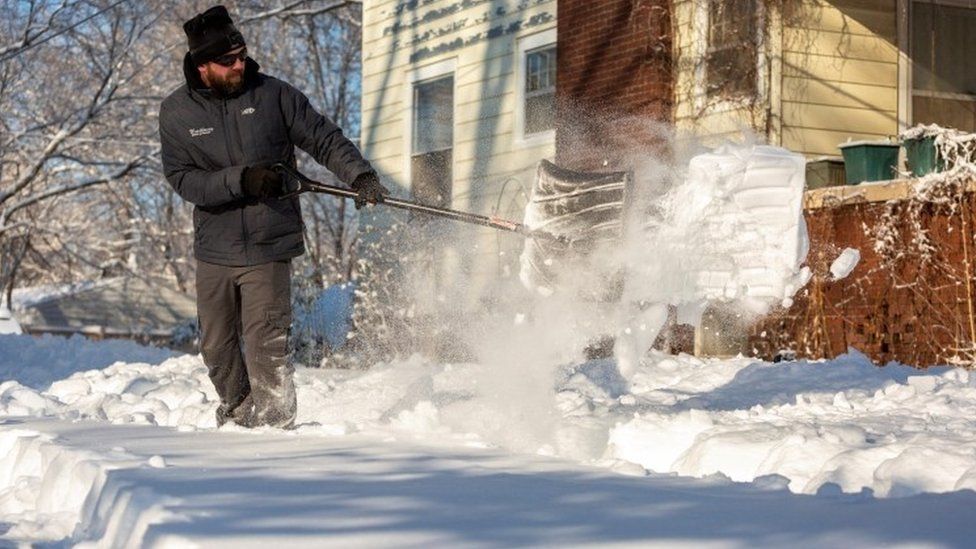 A man shovels snow near a house in Des Moines, Iowa, US. Photo: 15 January 2022