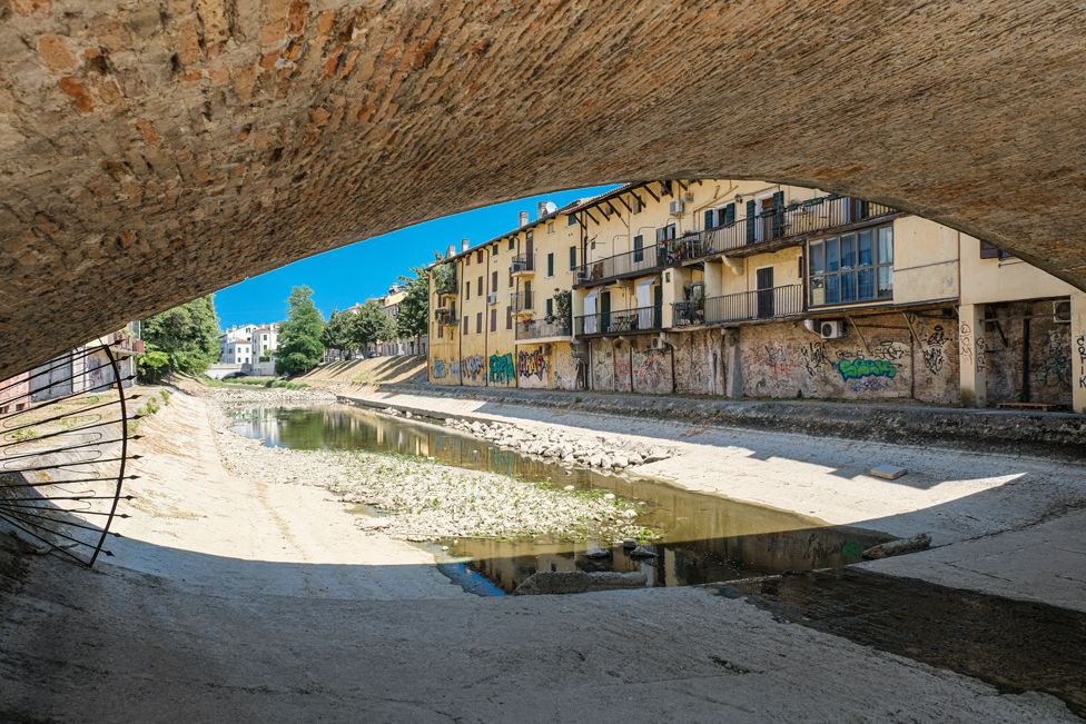 The river under the Ponte di Sant'Agostino di Padova, Padua