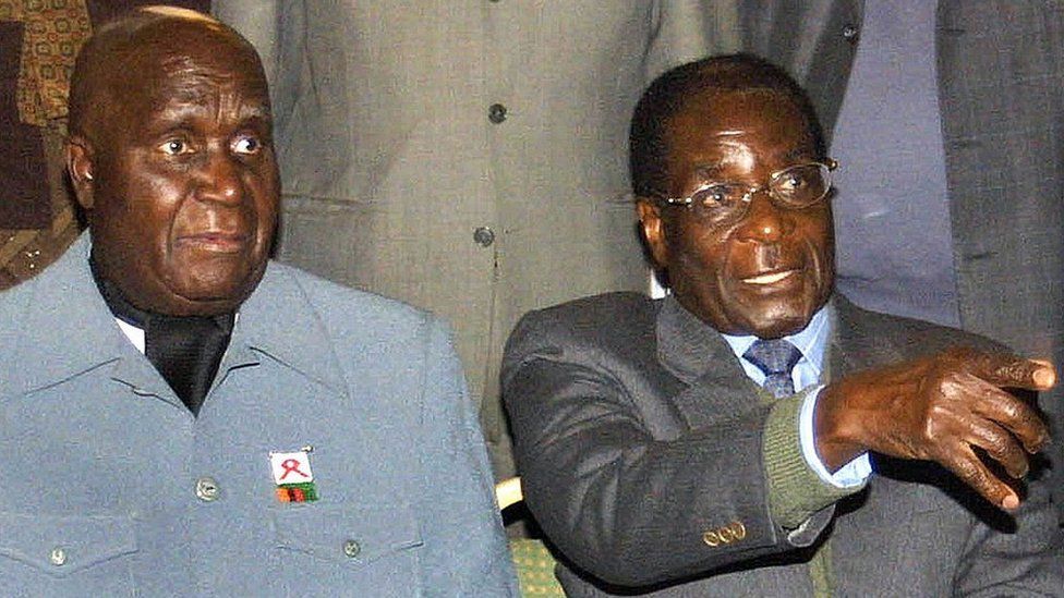 Former Zambian President Kenneth Kaunda (L) sits next to Zimbabwean President Robert Mugabe in Harare - 17 June 2004