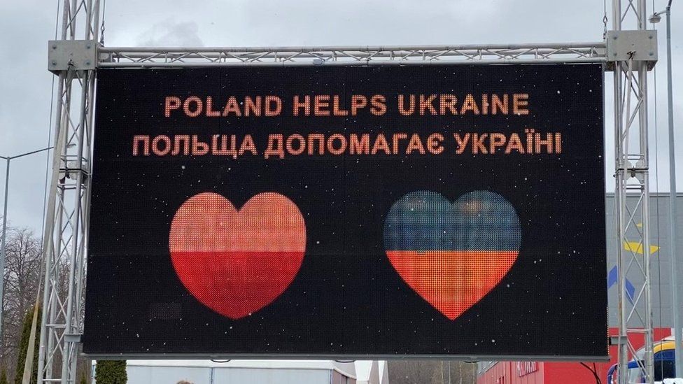 Sign which says 'Poland helps Ukraine'