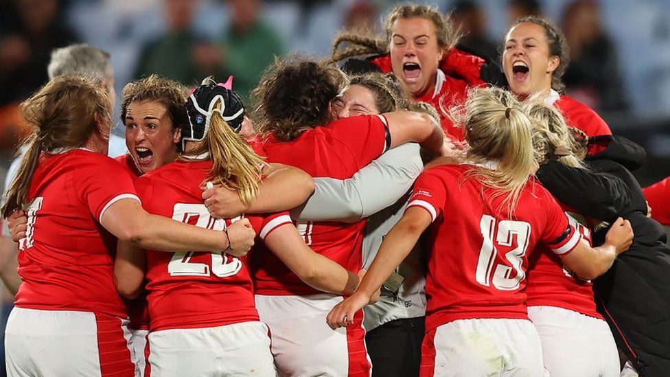 The women's welsh rugby team celebrating
