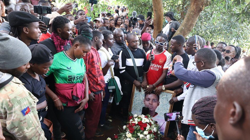 Mourners during Chira's burial