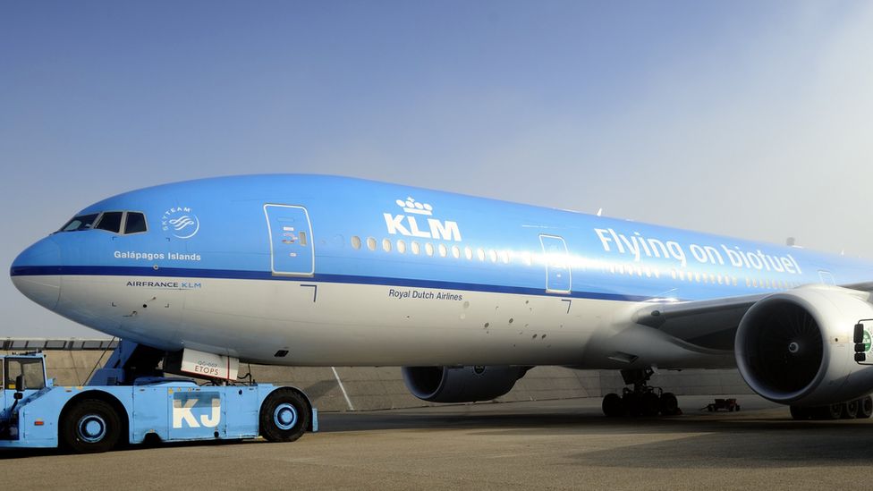 Image of KLM plane with words 'flying on biofuel' across body