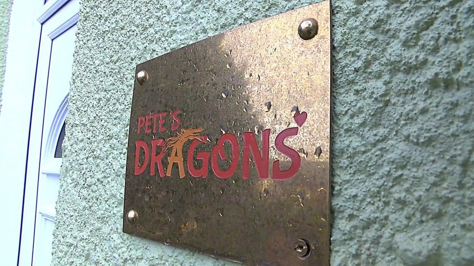 Pete's Dragons sign