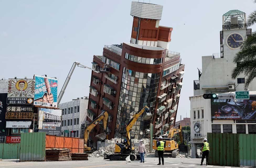 A general view as workers carry out operations while on an elevated platform of a firefighting truck at the site where a building collapsed, following the earthquake, in Hualien, Taiwan, April 4, 2024.
