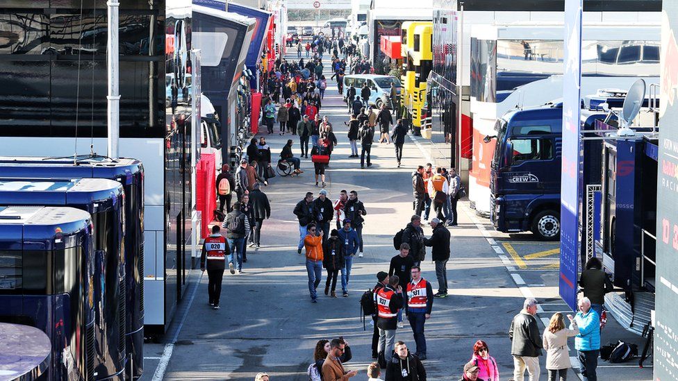 F1 crowds and transporters
