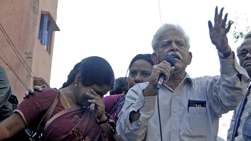 Leader of Naxalite movement Varavara Rao (R) addresses a crowd while Deepa Rao (L), niece of slain Maoist leader Kishenji, bursts into tears during a rally oragnised by Association for Protection of Democratic Rights (APDR) activists in Kolkata on November 25, 2011.