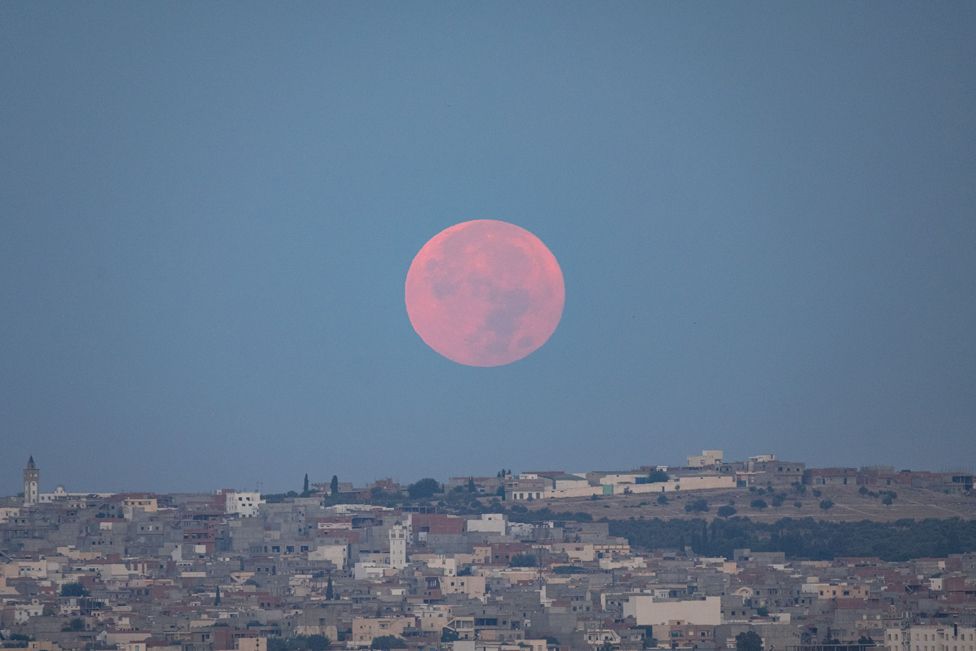 The moon shines over Hay El Hidhab, Benarous, Tunisia