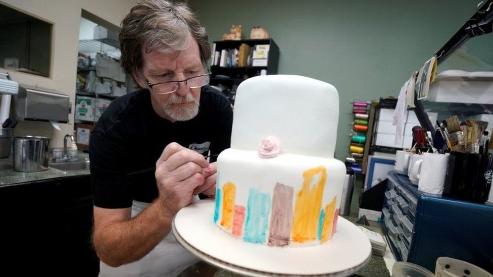 Jack Phillips decorates a cake in his shop. Photo: 21 September 2017