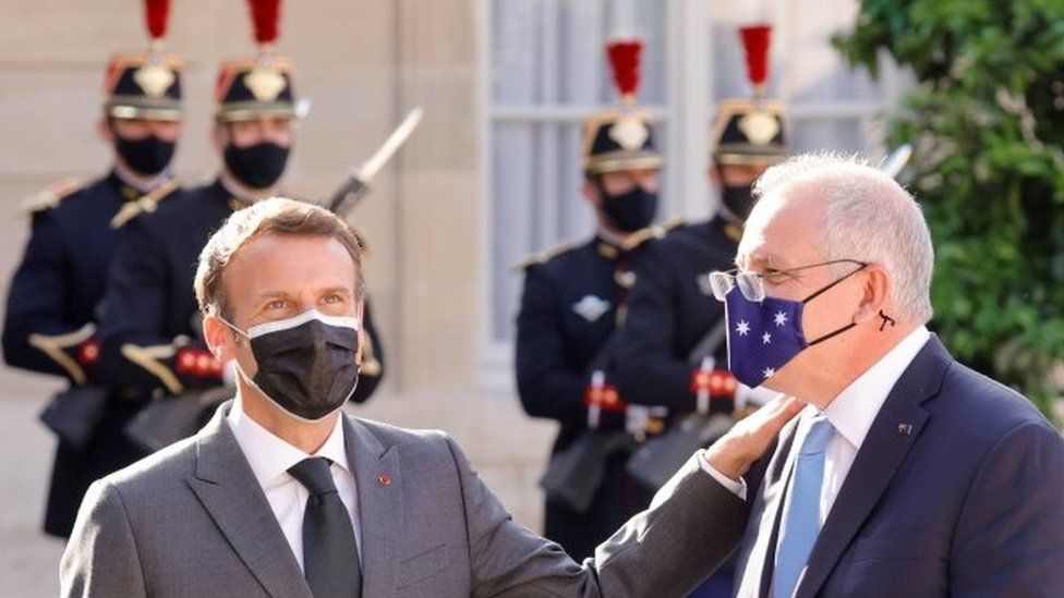 French President Emmanuel Macron (left) and Australian Prime Minister Scott Morrison in Paris, France. Photo: June 2021