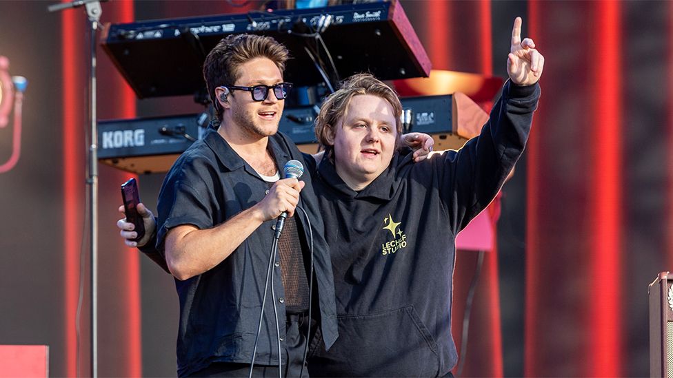 Niall Horan and Lewis Capaldi on stage