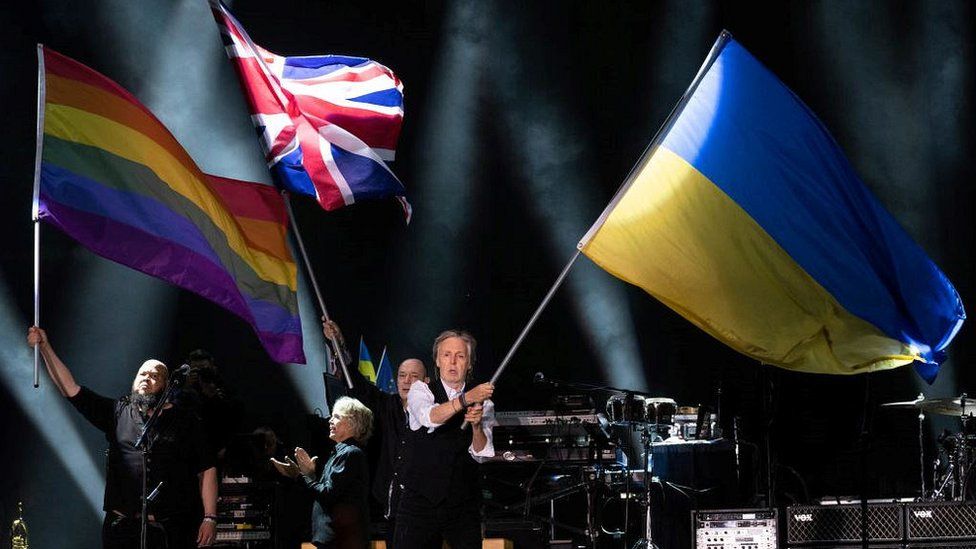 Paul McCartney waves Ukrainian flag at Glastonbury, 25 Jun 22