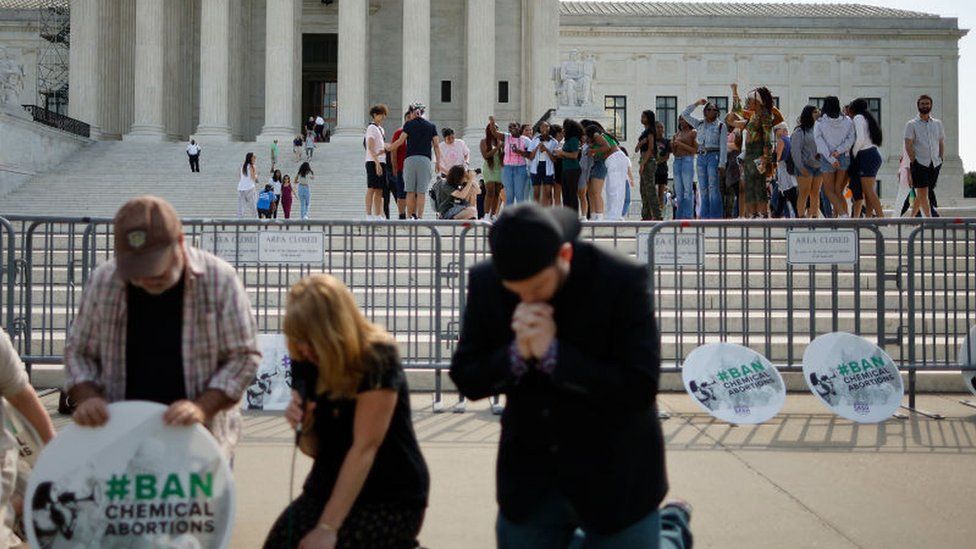 Protester for and against abortion at the US Supreme Court