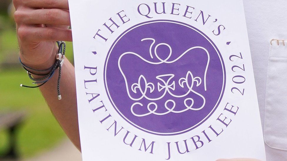 The official Platinum Jubilee emblem