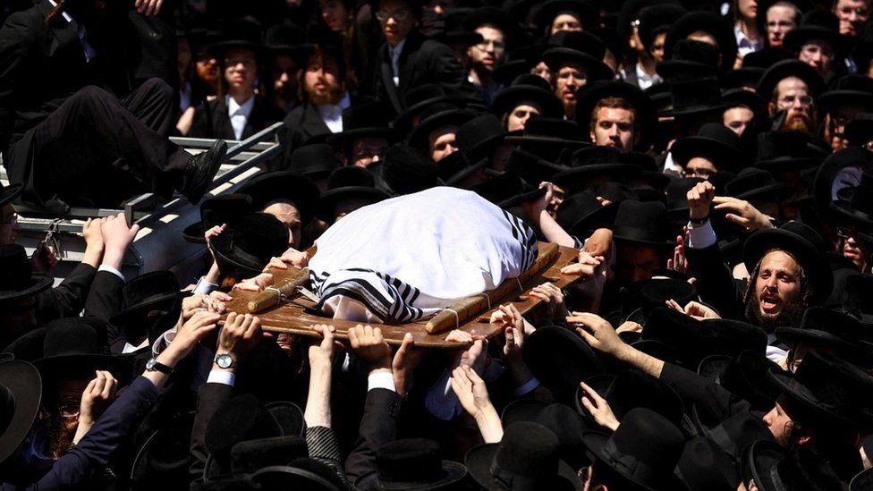 Mourners carry body of Rabbi Weiss, 31 Jul 22