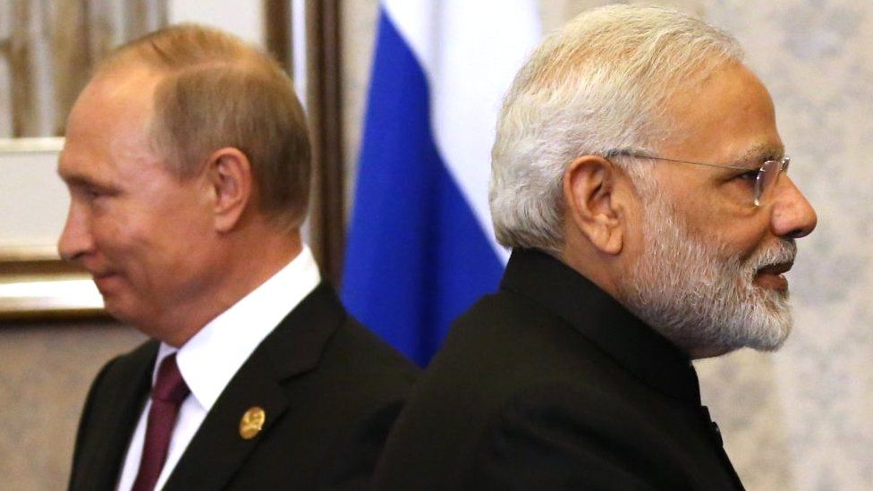 Russian President Vladimir Putin (L) and Indian Prime Minister Narendra Modi (R