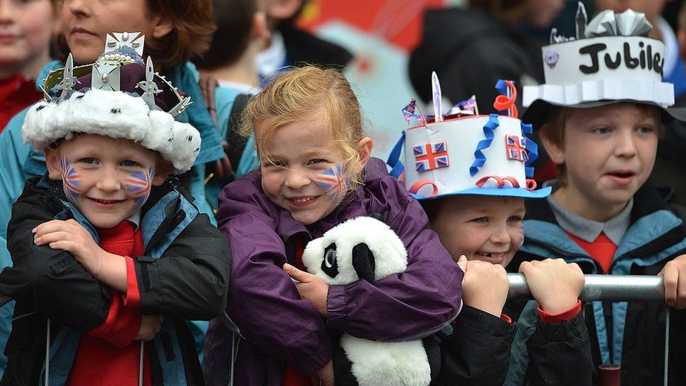 children dressed in jubilee hats and face paint