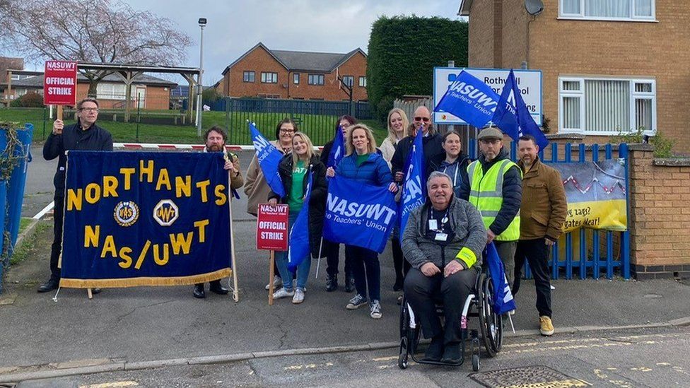 NASUWT banner alongside a group of people holding blue banners