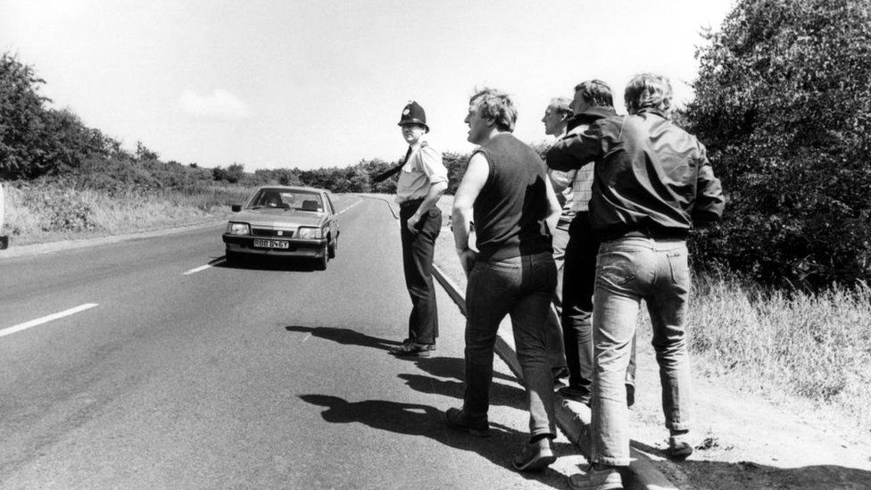 Pickets harangue working miners in July 1984