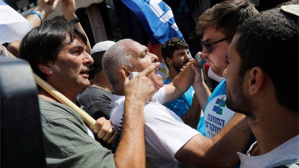 Likud and Democratic Union supporters argue in Jerusalem (13/09/19)