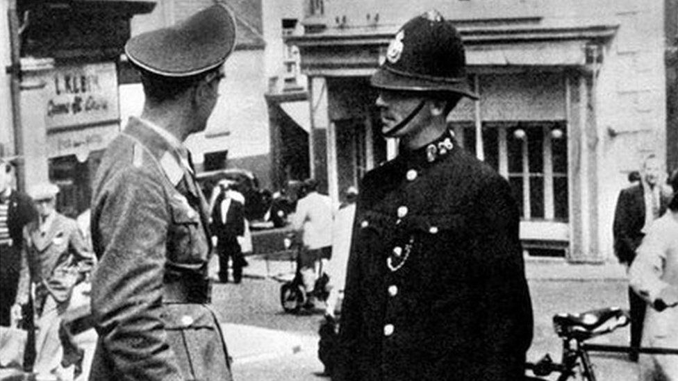 Policeman talking to German officer in Jersey