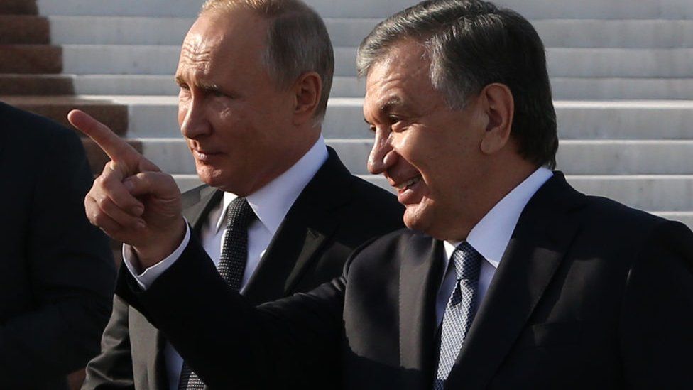 Russian president Vladimir Putin (L) and Mr Mirziyoyev (R) at a wreath laying ceremony in October