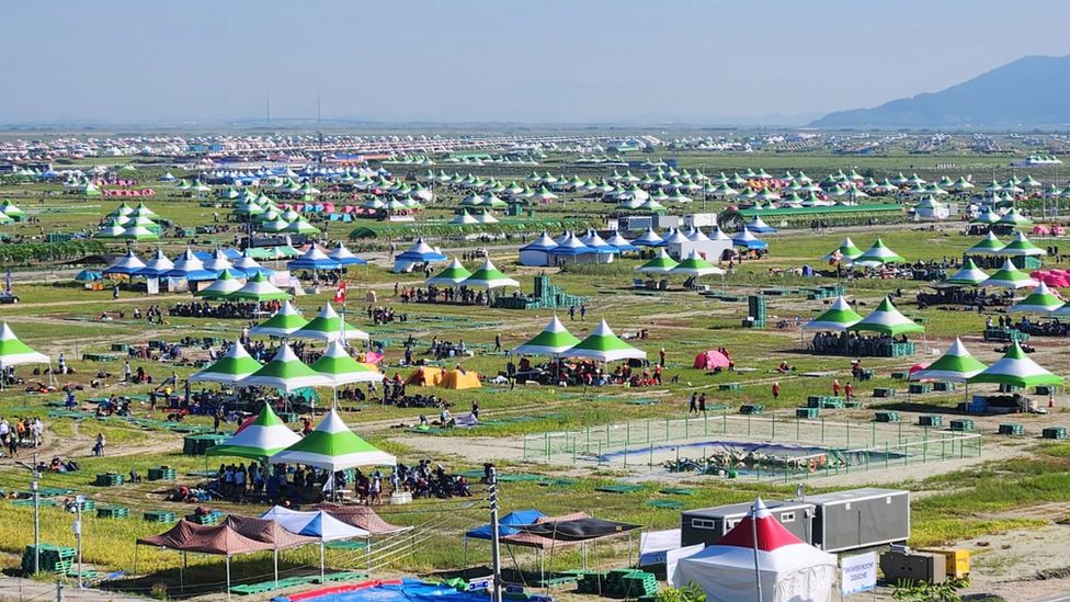 The campsite Saemangeum is a flat, reclaimed land without any natural shade