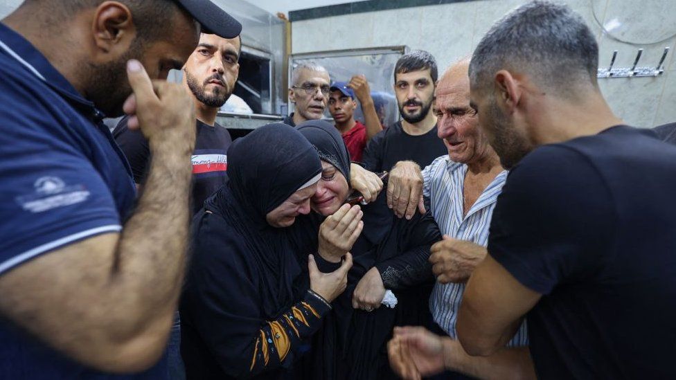 Relatives mourn a Palestinian killed in a gun battle with Israeli forces (16/08/21)