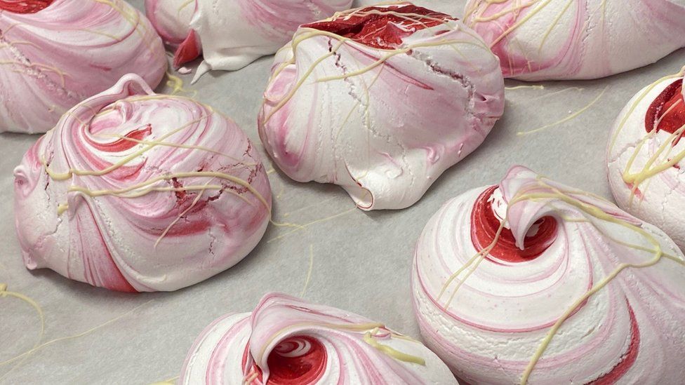 Raspberry meringues