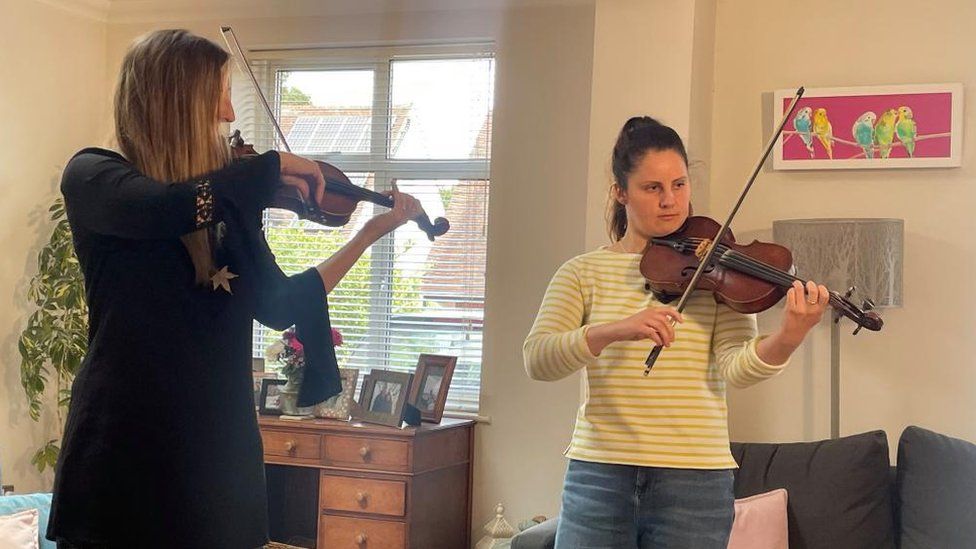 Caroline Owen and Asya Bulchak playing violin