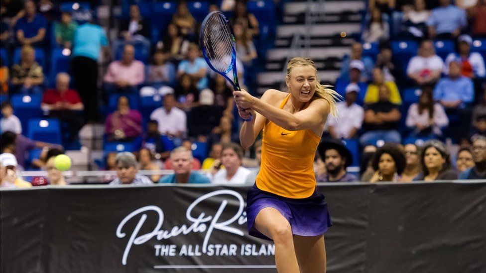 Maria Sharapova in action against Monica Puig