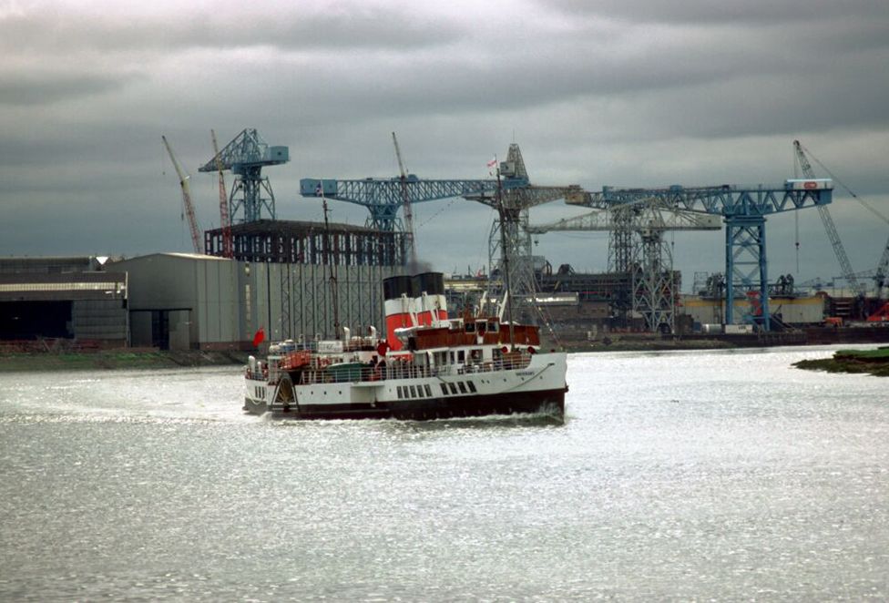 The Waverley passes Clydebank shipyard in 1985
