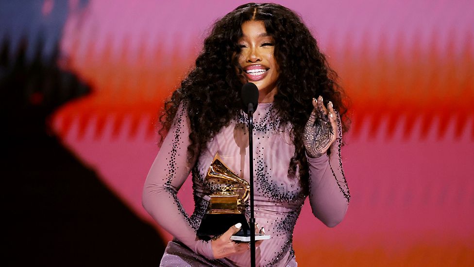 SZA accepts the Best R&B Song award for "Snooze" onstage during the 66th GRAMMY Awards at Crypto.com Arena on February 04, 2024 in Los Angeles, California
