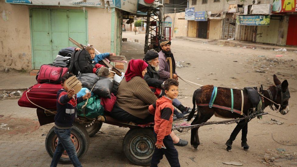 Displaced Palestinians leave the area near al-Shifa Hospital, in Gaza City (18 March 2024)
