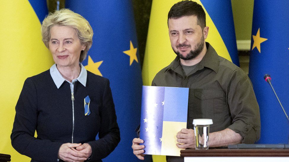 Ukrainian President Volodymyr Zelensky (R) and EU Commission President Ursula von der Leyen