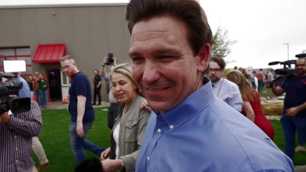Ron DeSantis turns away to avoid answering Sarah Smith's questions in Iowa