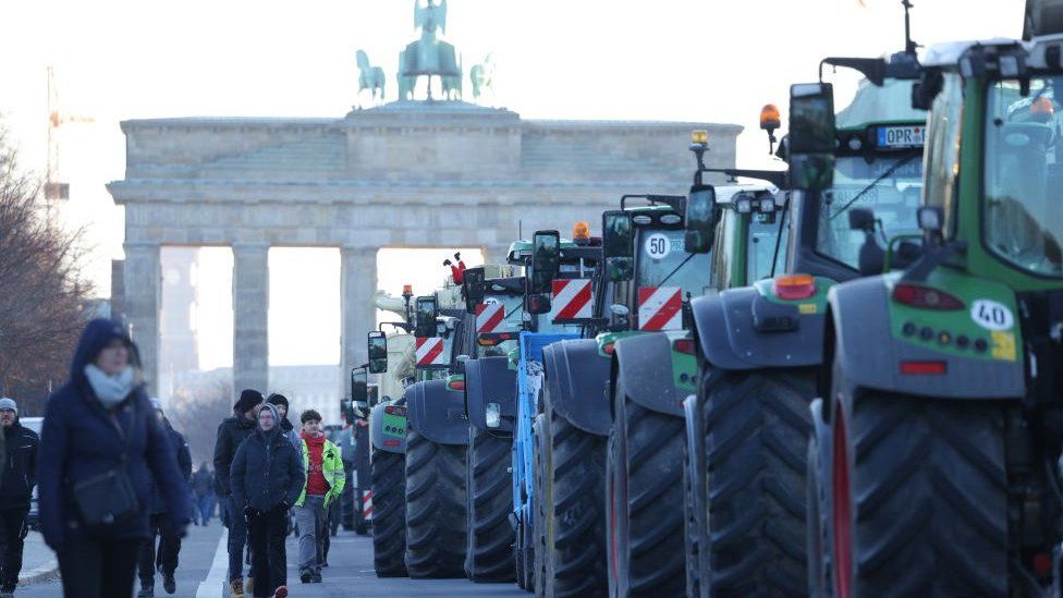 Tractors line up outside Berlin's Brandenburg Gate