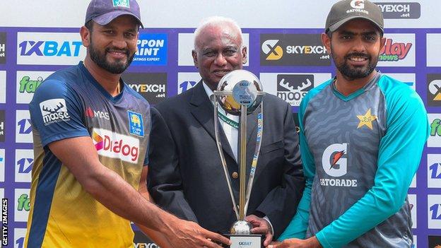 Sri Lanka captain Dimuth Karunaratne and Pakistan skipper Babar Azam with the Test series trophy