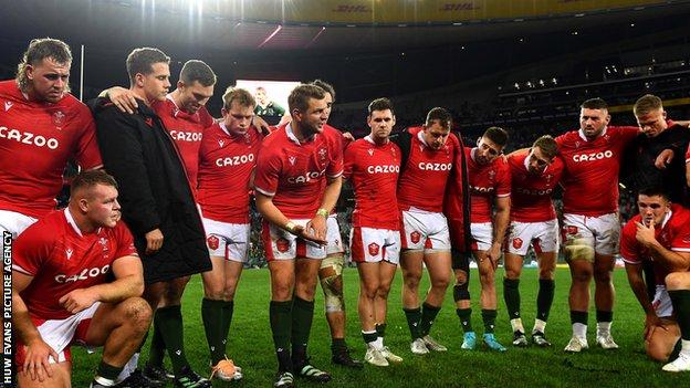 Wales captain Dan Biggar addresses his squad after the third Test defeat in Cape Town