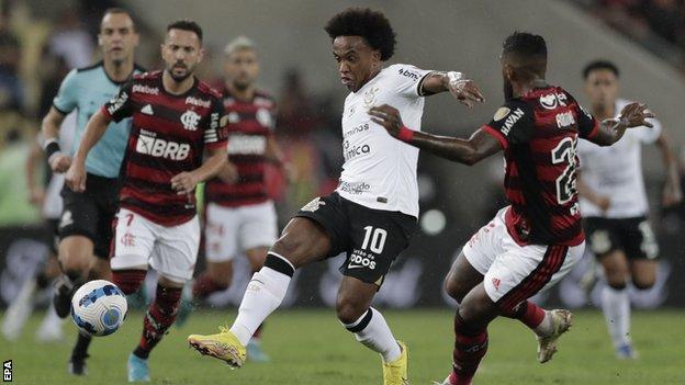 Willian of Corinthians playing against Rodinei Marcelo of Flamengo