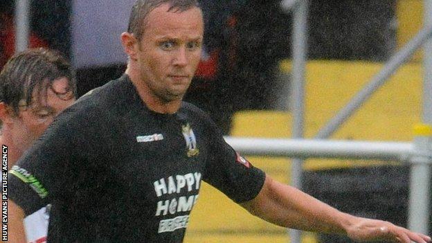 Lee Trundle in action for Neath