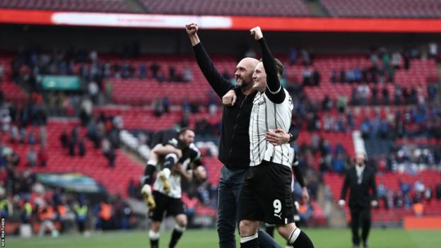 Luke Williams celebrates with Macaulay Langstaff at Wembley