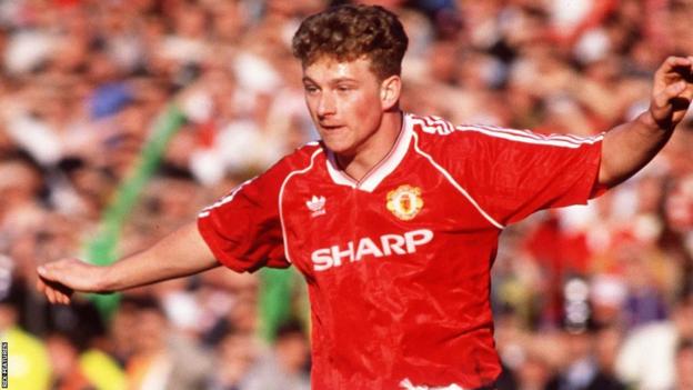 Mark Robins in action for Manchester United in 1990