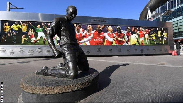 Thierry Henry statue at Emirates Stadium