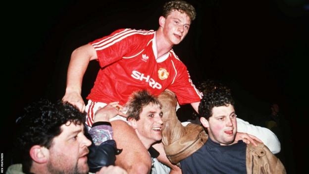 Mark Robins carried by Manchester United supporters
