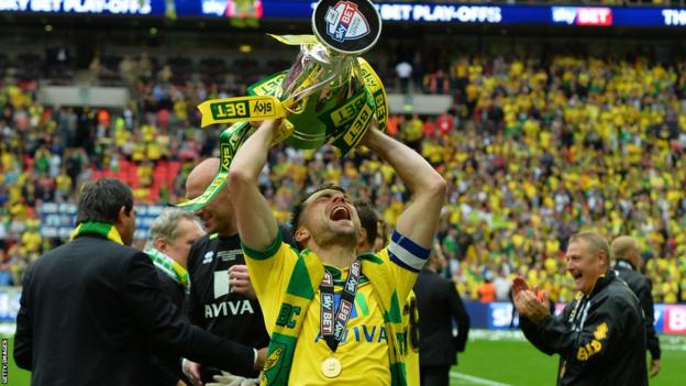 Russell Martin lifts the 2015 Championship play-off final trophy
