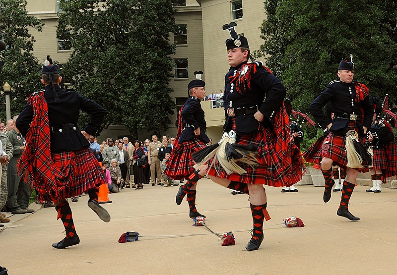 800px-US_Army_51769_Pipes_and_Drums_5.jpg